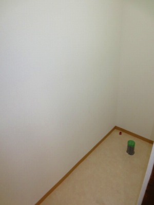 トイレ室天井・壁クロス貼り