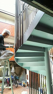 鉄骨らせん階段　　ケレン・錆止め塗装