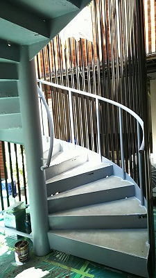 鉄骨らせん階段　　ケレン・錆止め塗装