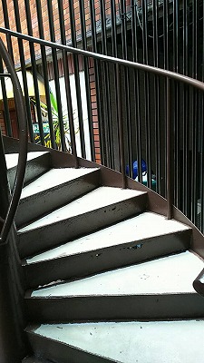 鉄骨らせん階段　　上塗り塗装2回塗り