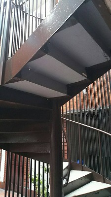 鉄骨らせん階段　　上塗り塗装2回塗り