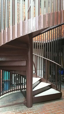 鉄骨らせん階段　　上塗り塗装2回塗り