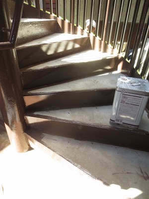 鉄骨らせん階段　　鉄板補強部さらに塗装