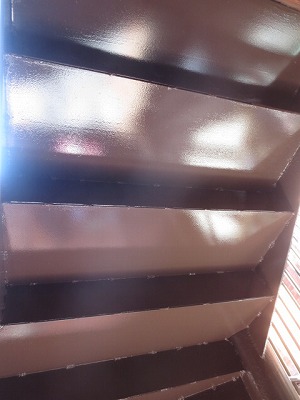 鉄骨らせん階段　　鉄板補強部さらに塗装