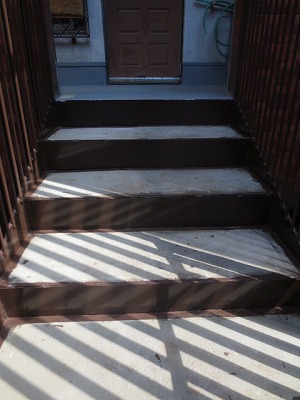 鉄骨らせん階段　　鉄板補強部さらに塗装