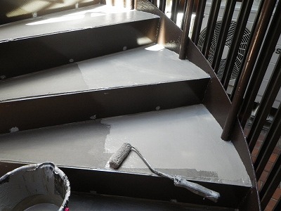 鉄骨らせん階段　　防水工事　下塗り