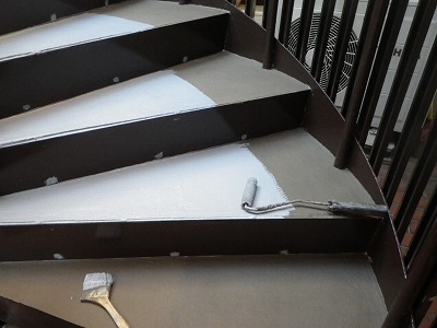 鉄骨らせん階段　　防水工事　中塗り