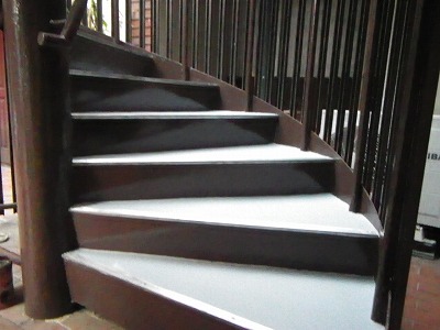 鉄骨らせん階段　　防水工事　上塗り