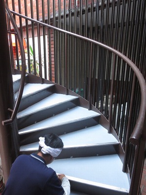 鉄骨らせん階段　　完成