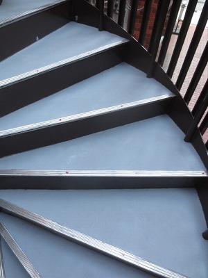 鉄骨らせん階段　　完成