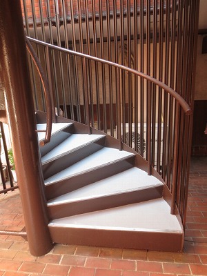 鉄骨らせん階段　　完成