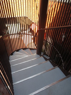 鉄骨らせん階段　　完成