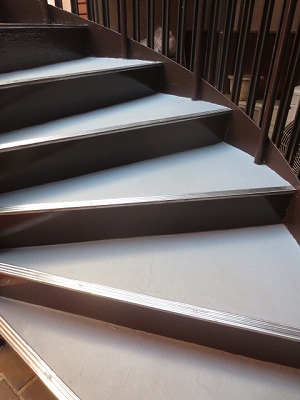 鉄骨らせん階段　　完成