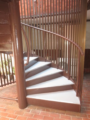 鉄骨らせん階段　　完成