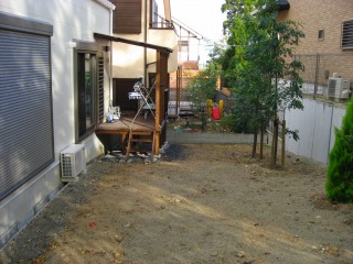 芝を張る面を整地する。