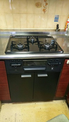 ノーリツ ビルトインコンロ水無し片面焼きタイプ ※温度調節機能なし品番：N3GN2RSQ1
ハーマン　両開扉収納庫品番：LA6020(W)カラー：未選択(ブラック)