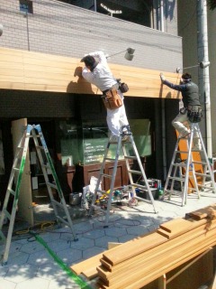 外壁ウッド貼り施工中