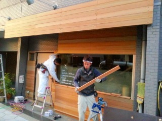 外壁ウッド貼り施工中