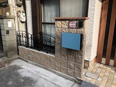 ブロック塀「SHAMOTY　サンドイエロー」
フェンス　「LIXIL　コラゾン３型」
表札「江戸硝子サイン　ナチュラルタイプ」
ポスト「ネクストポスト　Lー1型　特注色」