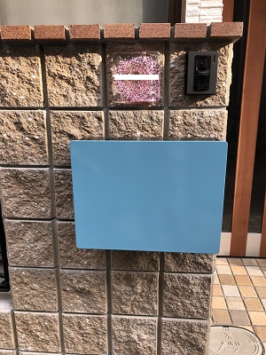 ブロック塀「SHAMOTY　サンドイエロー」
フェンス　「LIXIL　コラゾン３型」
表札「江戸硝子サイン　ナチュラルタイプ」
ポスト「ネクストポスト　Lー1型　特注色」