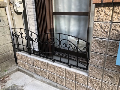 ブロック塀「SHAMOTY　サンドイエロー」
フェンス　「LIXIL　コラゾン３型」
表札「江戸硝子サイン　ナチュラルタイプ」
ポスト「ネクストポスト　Lー1型　特注色」