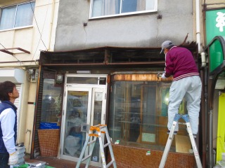 シャッター解体中