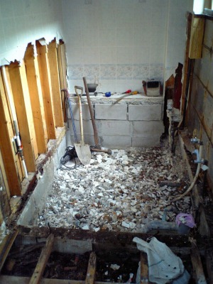 浴室解体中