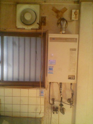 室内に給湯器　施工前