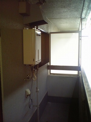 室外に給湯器　施工後