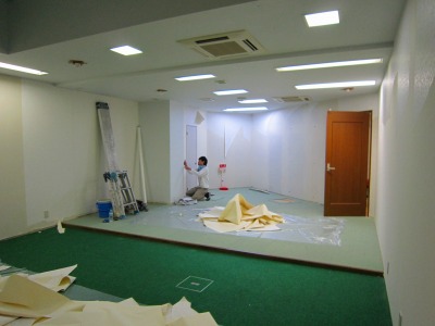 クロス貼り施工中