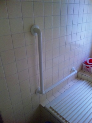 浴室手摺り
水に強い樹脂製