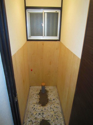 トイレベニヤ貼り