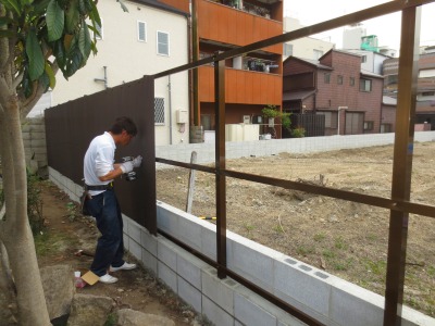 波板フェンス貼り中
