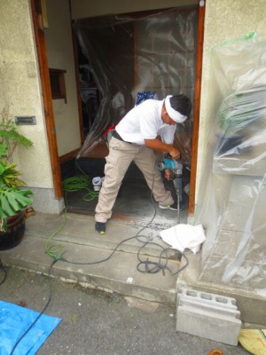 玄関コンクリート斫り