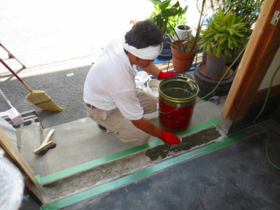 玄関敷居にコンクリート打ち