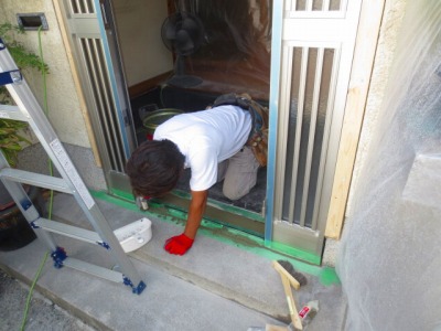 玄関敷居にコンクリート打ち