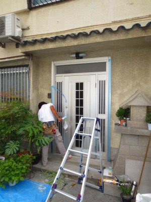 額縁周りにコーキング